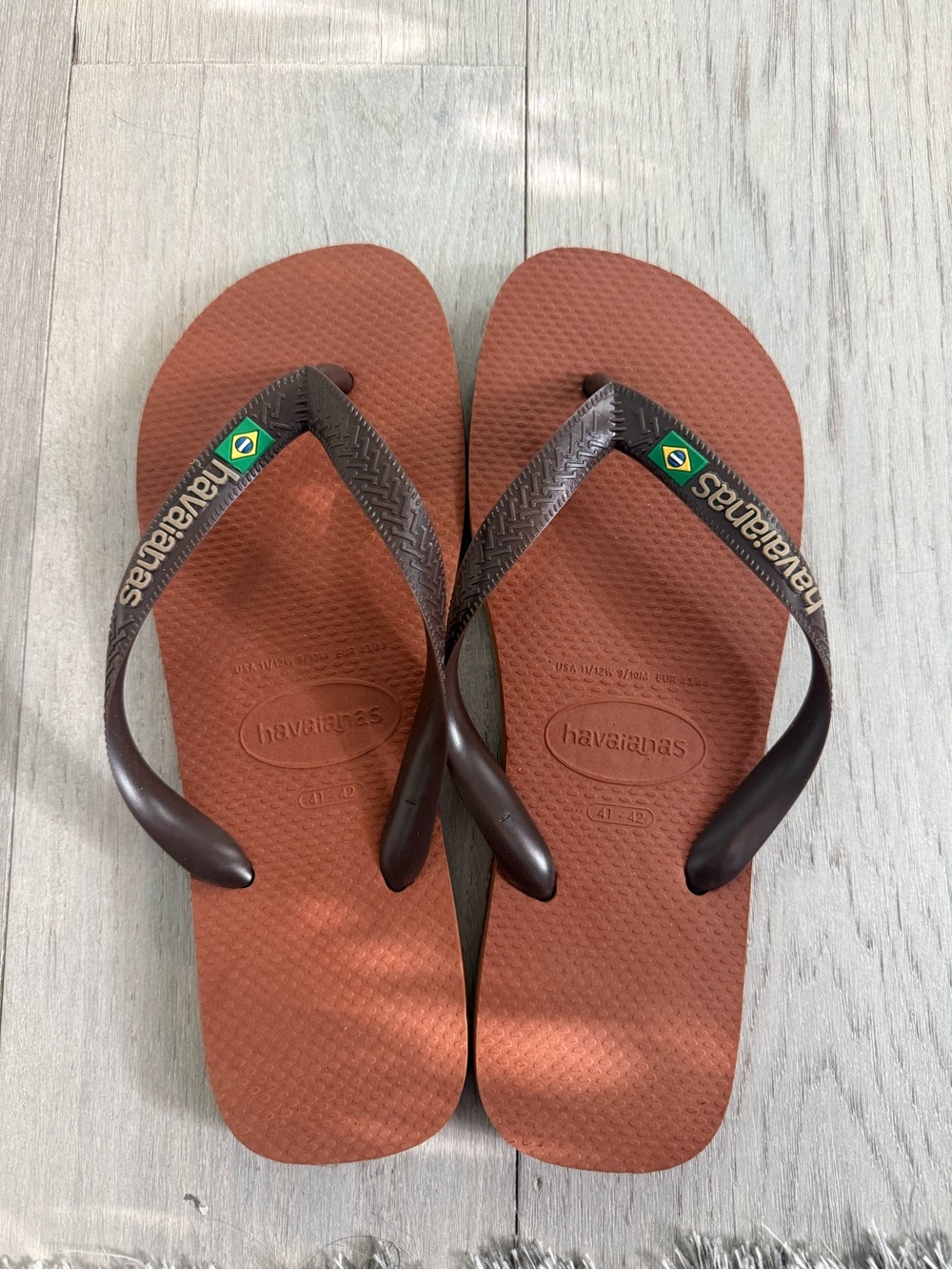 Havianas Brazil logo brown flip flops
